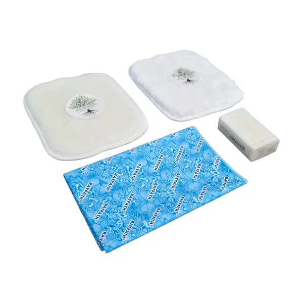 Zestaw duo mini N Raypath: dwa czyściki Mini Biały 15 × 18 cm, niebieski Czyścik Sunbeam i biała kostka mydła z mikrosrebrem 100 g na białym tle
